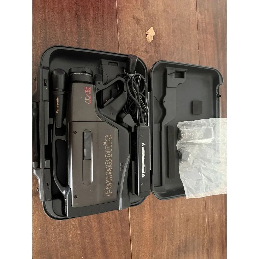 Panasonic AFx12 VHS Camcorder PV-520D w/ Case Power Adapter Tested Powers On